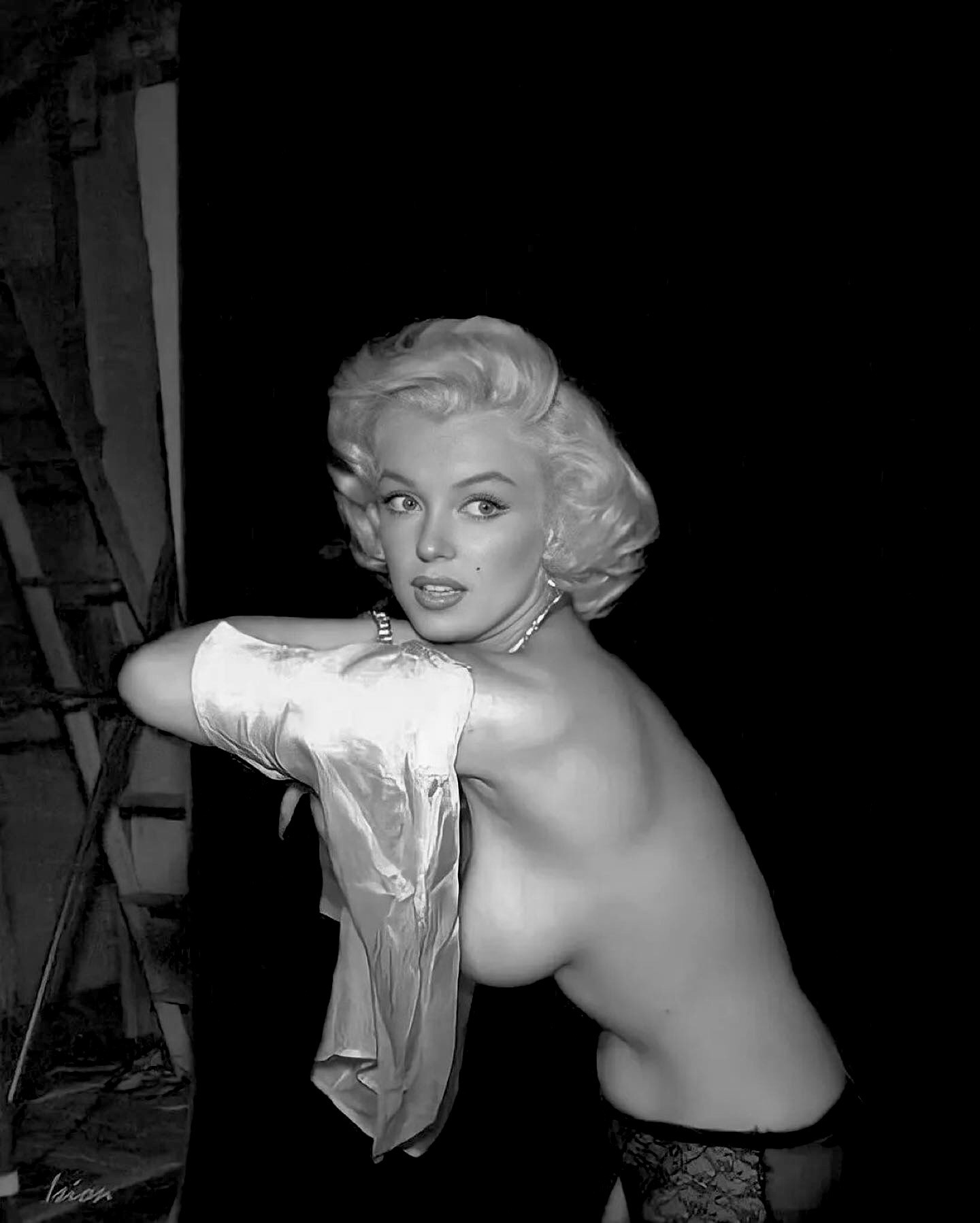 1440x1798, 151 Kb / Marilyn Monroe, ч/б, стремянка