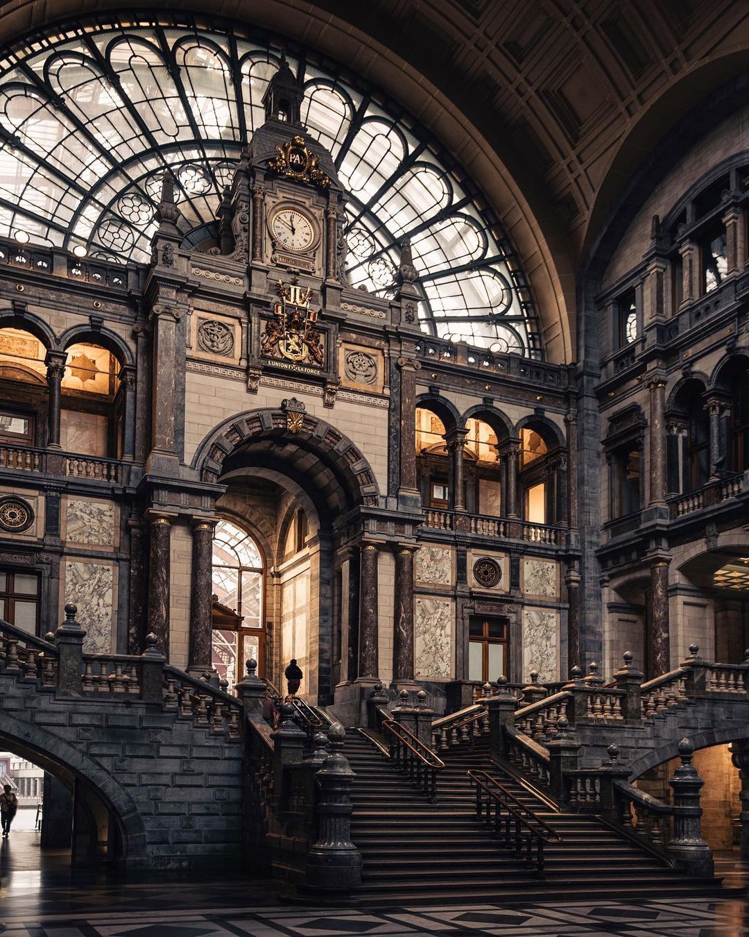 1080x1350, 354 Kb / Антверпен, Бельгия, Central Train Station, вокзал, лестница, часы, архитектура