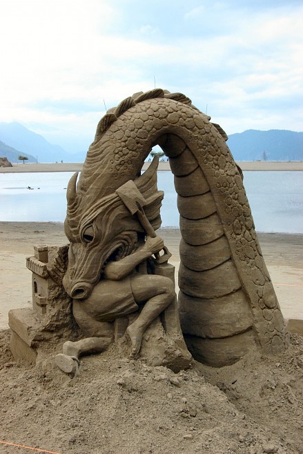 439x658, 88 Kb / песок, скульптура, дракон