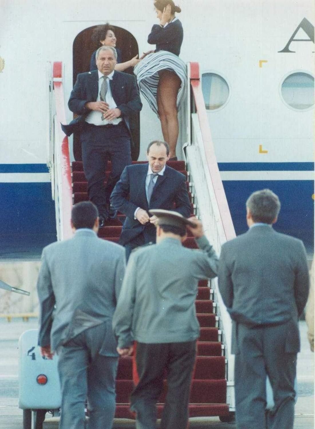 1101x1498, 174 Kb / самолет, трап, президент, Армения, юбка, пиджак, галстук, Кочарян, ветер, стюардесса