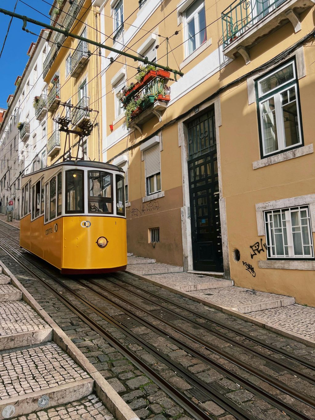 1024x1366, 349 Kb / фуникулер, Лиссабон, Bica Funicular, граффити, рельсы, город, ступени
