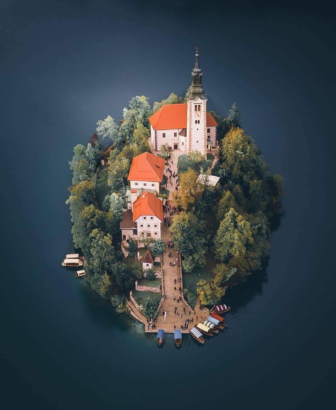 1080x1318, 114 Kb / Словения, остров, церковь, лодки