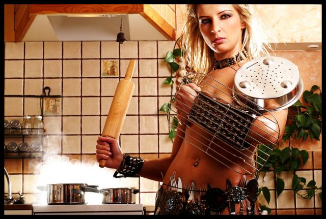 640x431, 56 Kb / девушка, кухня, гладиатор