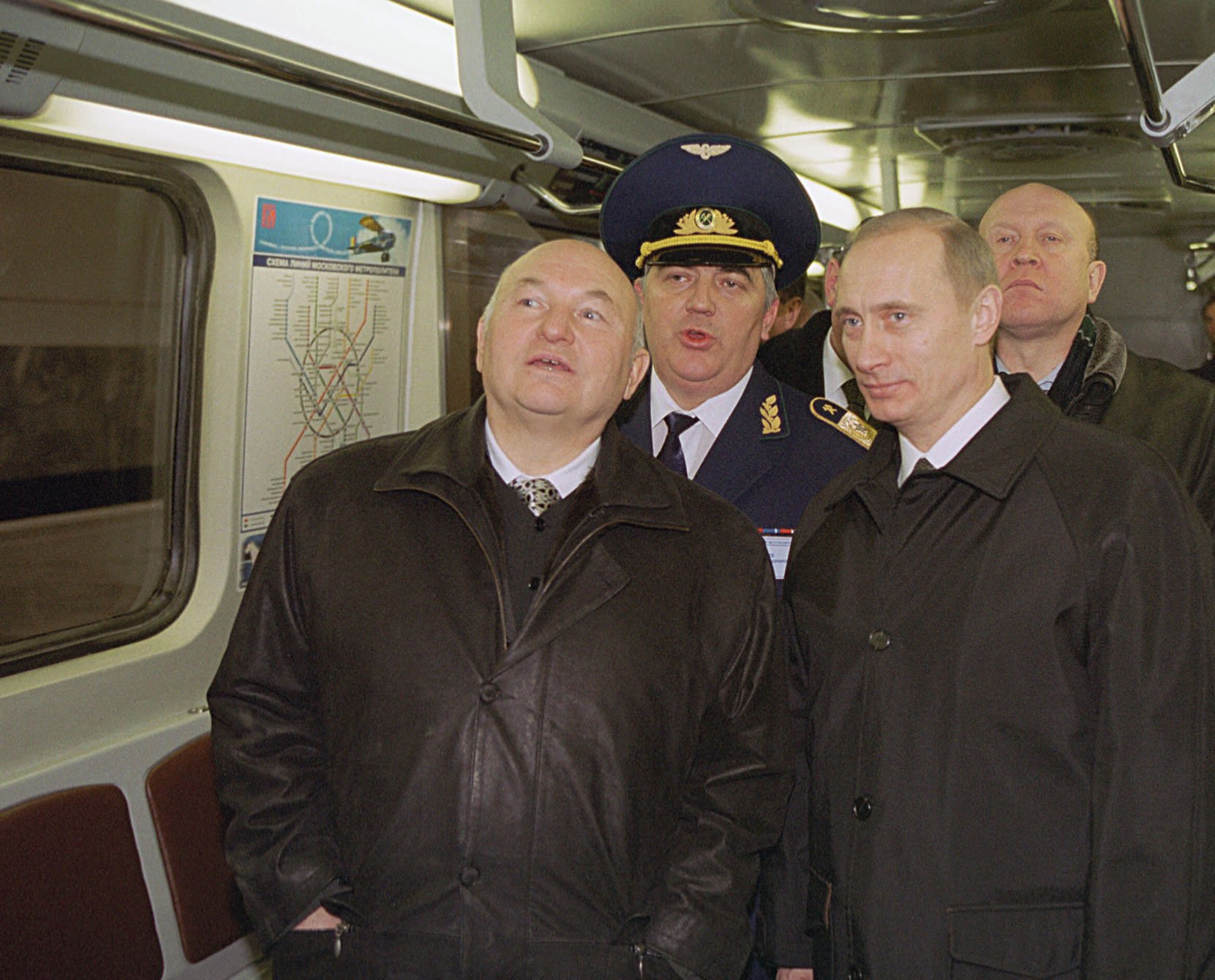 1661x1341, 303 Kb / Путин, метро, поезд, вагон, президент, Москва, Лужков