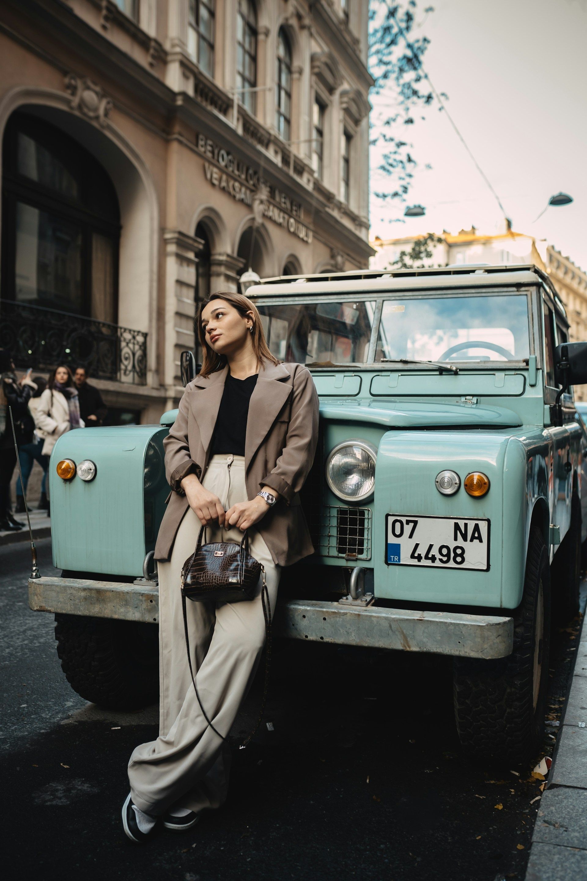 1920x2880, 535 Kb / автомобиль, классика, ретро, range rover, пиджак, сумка, часы