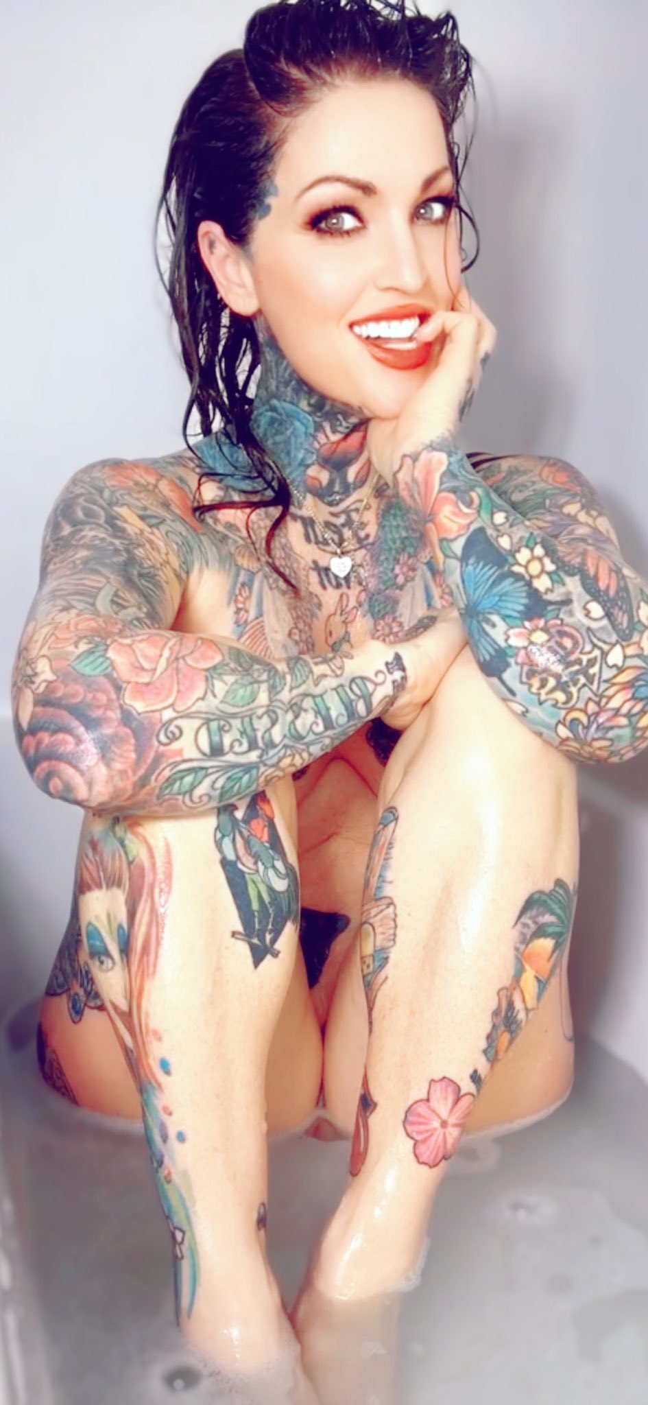 945x2048, 184 Kb / Janine Lindemulder, порнозвезда, ванная, медсестра