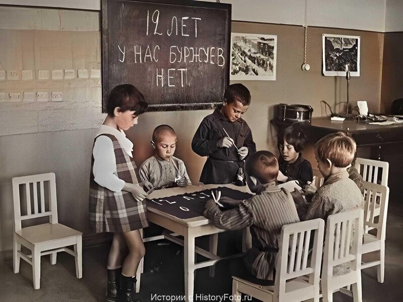 800x600, 106 Kb / дети, стул, стол, плакат, доска, мел,детский сад, СССР