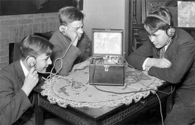 660x423, 47 Kb / приемник, школьники, наушники, ч/б