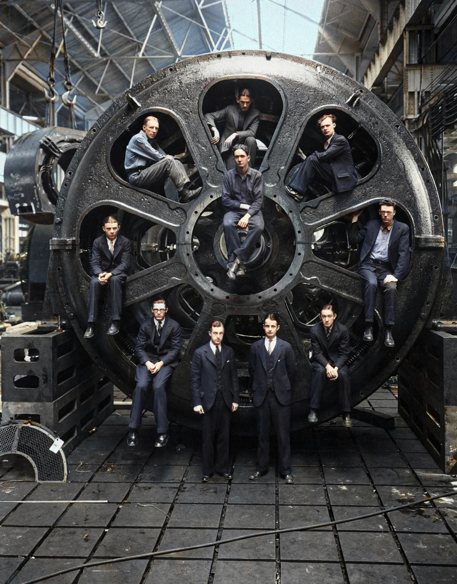 939x1200, 531 Kb / ротор, турбина, генератор, студенты, General Electric, завод, пиджак, галстук, цех, кран, крюк, мотор, статор