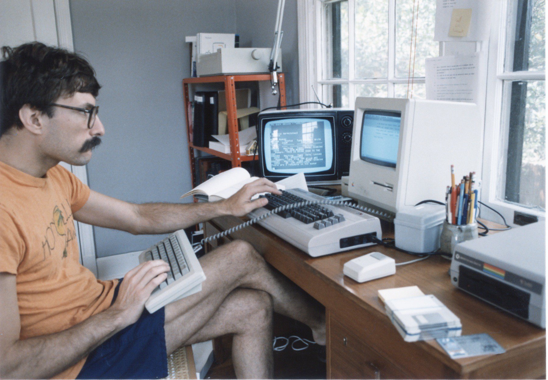 1800x1248, 319 Kb / Усы, шорты, компьютер, клавиатура, очки, дискета, Commodore 64, Apple