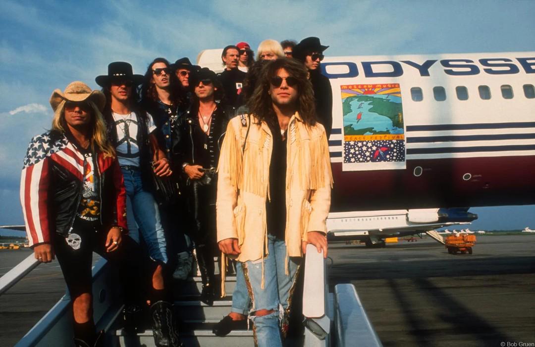 1080x702, 156 Kb / Bon Jovi, Scorpions, самолёт, СССР, очки, куртка, джинсы, шляпа
