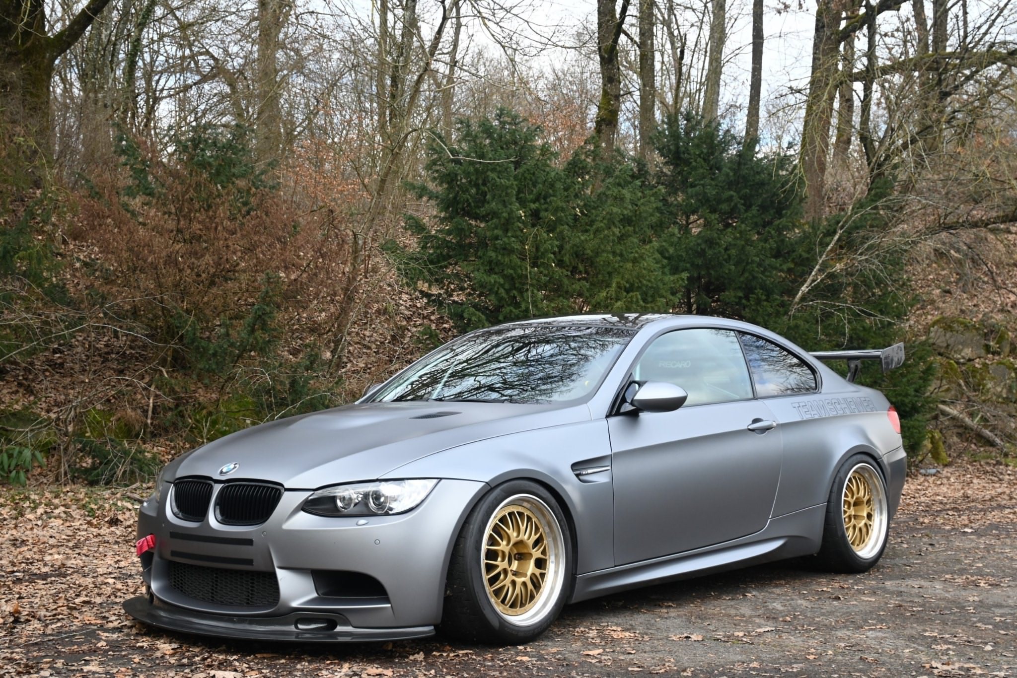 2048x1366, 590 Kb / bmw, лес, автомобиль