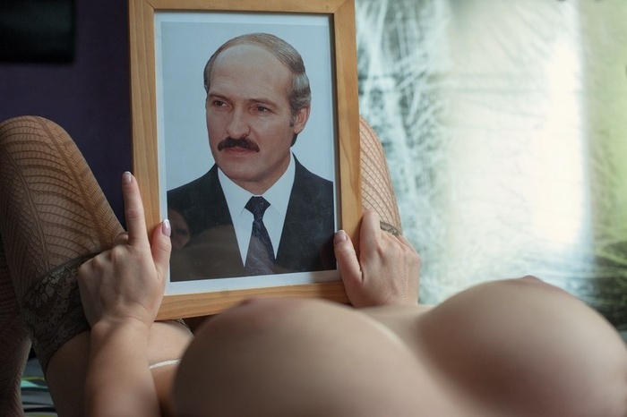 700x466, 79 Kb / Лукашенко, лежит, рамка, политота