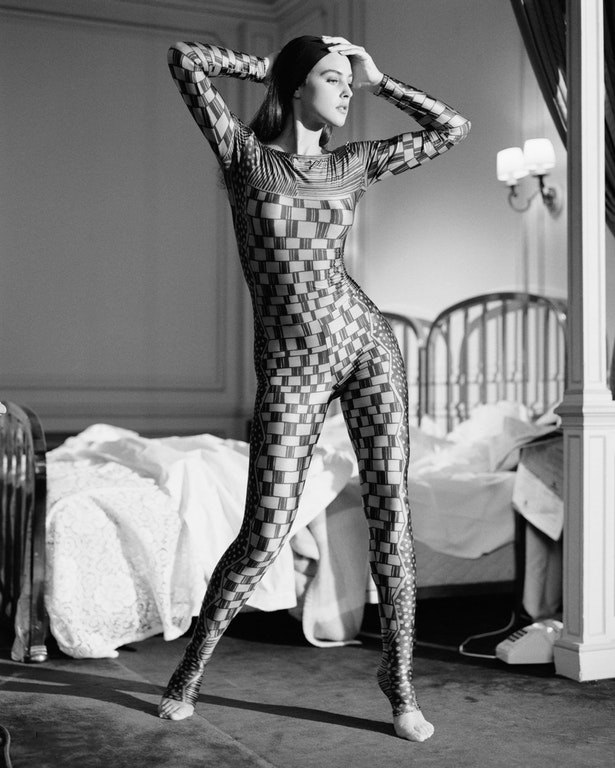 615x768, 86 Kb / Monica Bellucci, Моника Беллуччи, ч/б, комбинезон