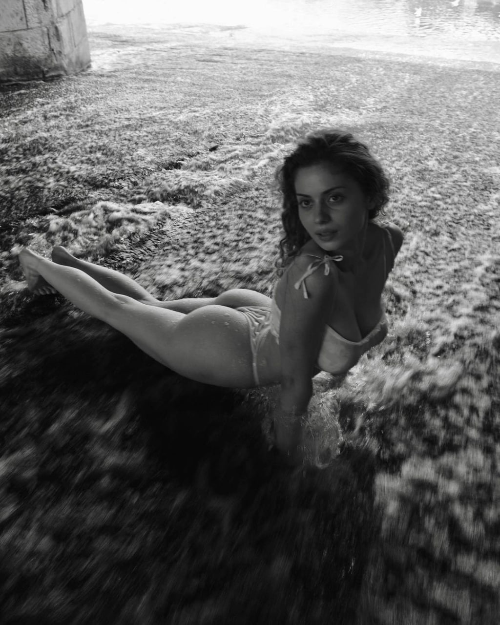 1024x1280, 187 Kb / ч/б, попа, вода, колонна, мост, alisha_samoilenko
