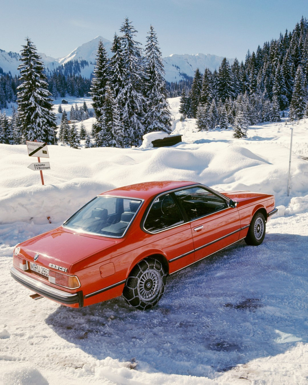 1080x1350, 438 Kb / автомобиль, классика, ретро, BMW, снег, цепи, цепь, горы, елка, знак, указатель