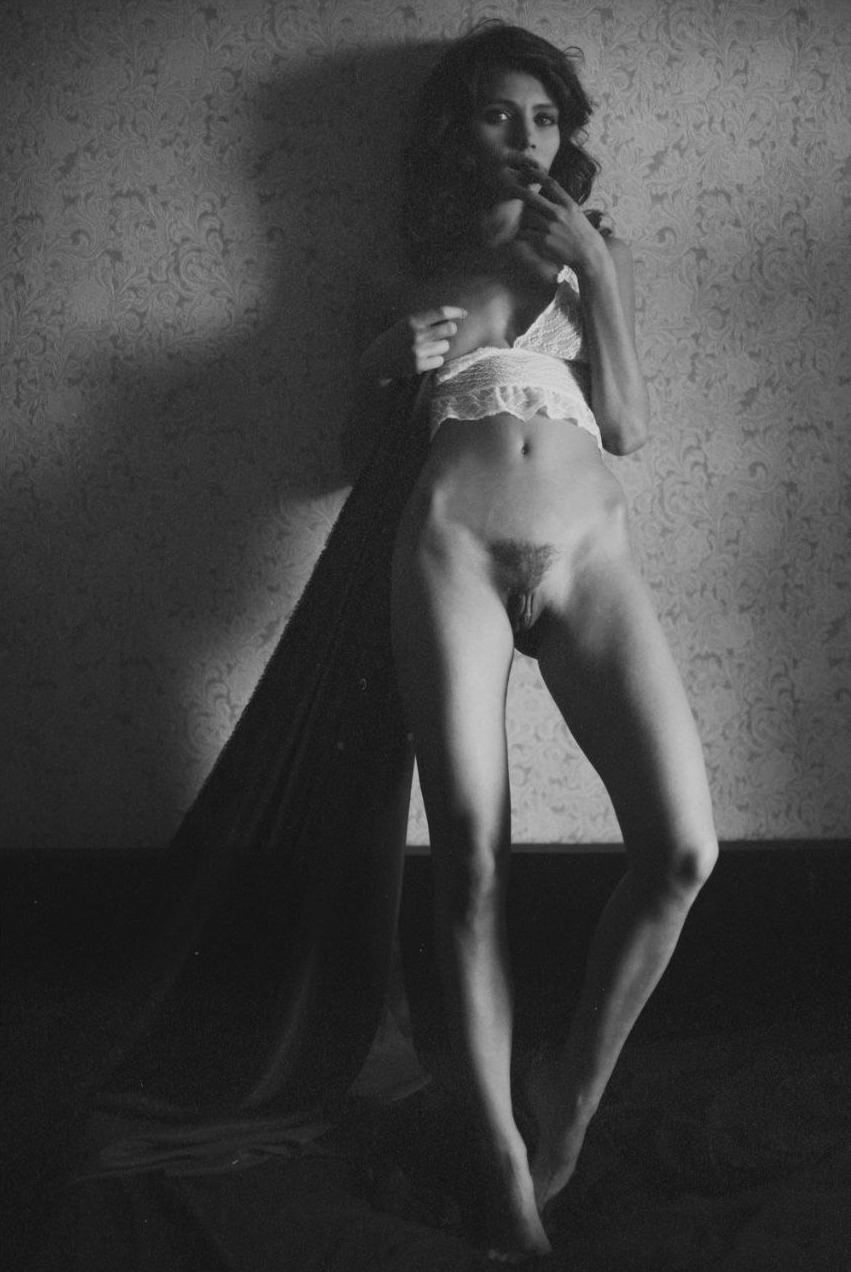 851x1272, 186 Kb / Kristina Makarova, ч/б, без трусов, кружева, стена