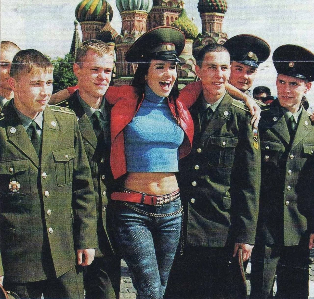 1280x1220, 297 Kb / Наталья Орейро, Москва, форма, солдат, фуражка