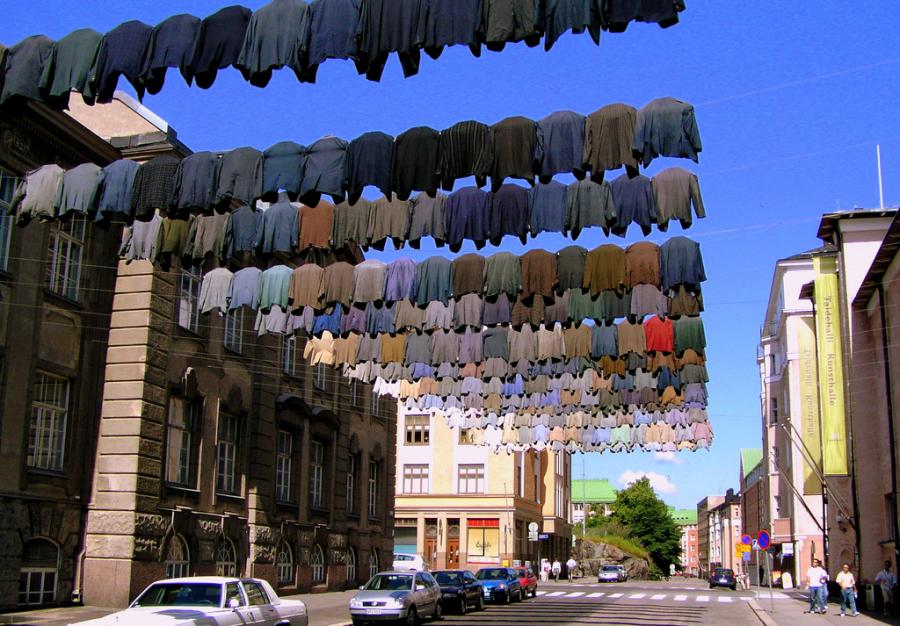 900x626, 111 Kb / бельё, улица, хельсинки, дорога, рубашки, верёвки