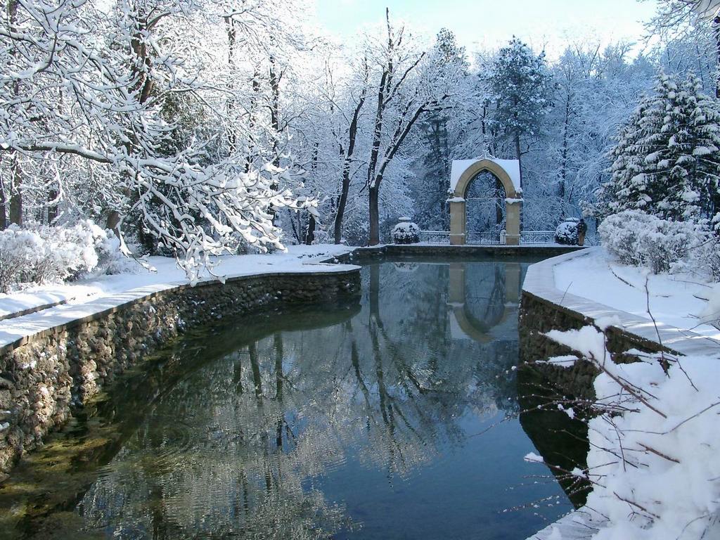 1024x768, 216 Kb / зеркальный пруд, арка, снег,лес