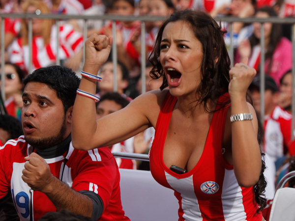 600x449, 261 Kb / болельщица, футбол, декольте, телефон, Larissa Riquelme