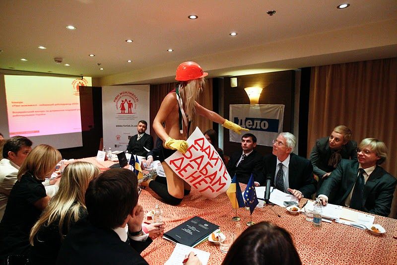 800x534, 90 Kb / FEMEN, бабы, деньги