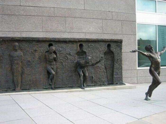 700x525, 48 Kb / скульптура, стена