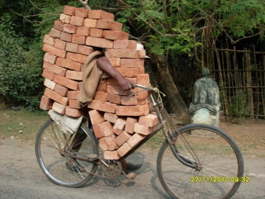 530x397, 193 Kb / велосипед, кирпичи, стенка, just another brick in the wall