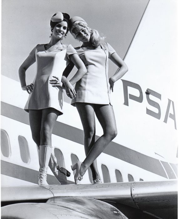 572x702, 61 Kb / стюардессы, самолет, крыло, ч/б, огайо, Pacific Southwest Airlines, PSA
