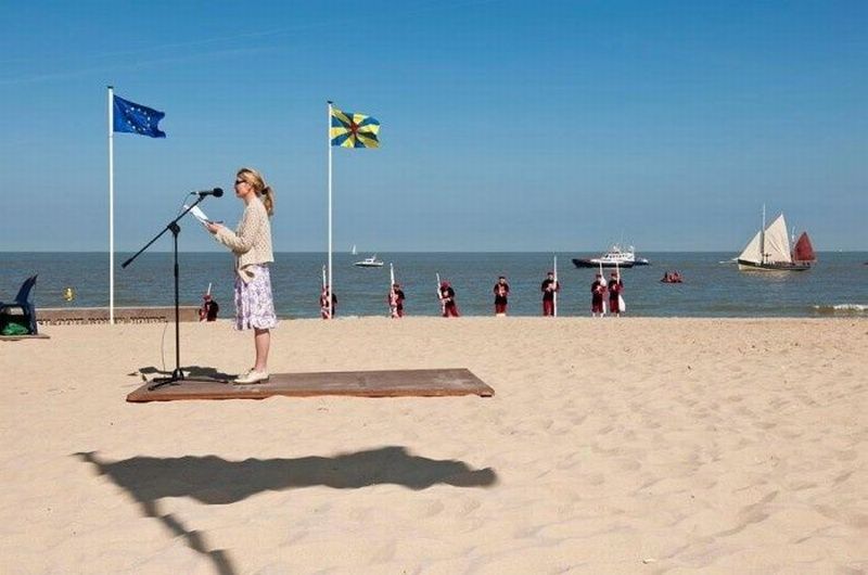 800x530, 49 Kb / иллюзия, песок, море, микрофон