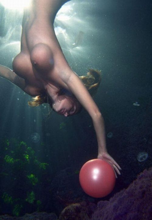 500x722, 35 Kb / вода, мяч
