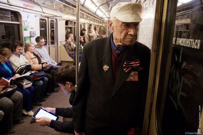 801x533, 82 Kb / ветеран, старик, метро, ipad