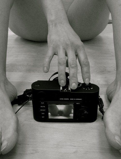 500x658, 52 Kb / фотоаппарат, дразнилка, ноги, ч/б