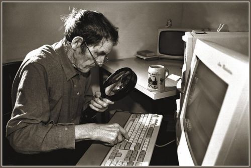 500x335, 31 Kb / старик, компьютер, лупа