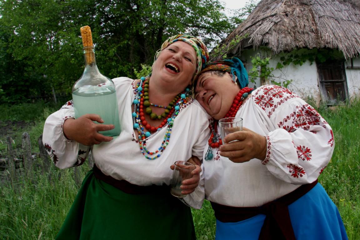 1152x768, 140 Kb / хата, селянки, крестьянки, самогон, смех, веселье