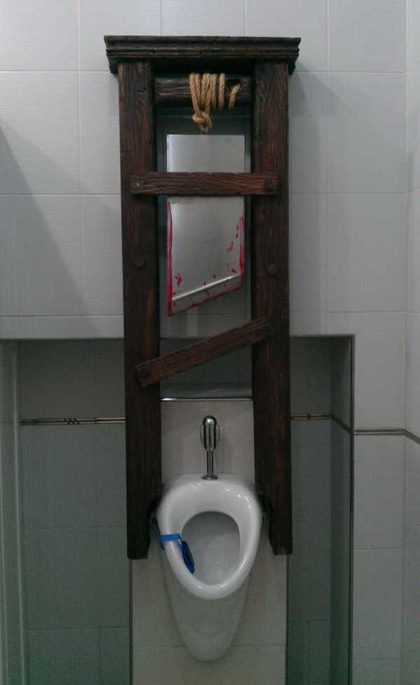 599x977, 135 Kb / писсуар, гильотина