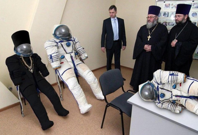640x438, 77 Kb / скафандр, священник
