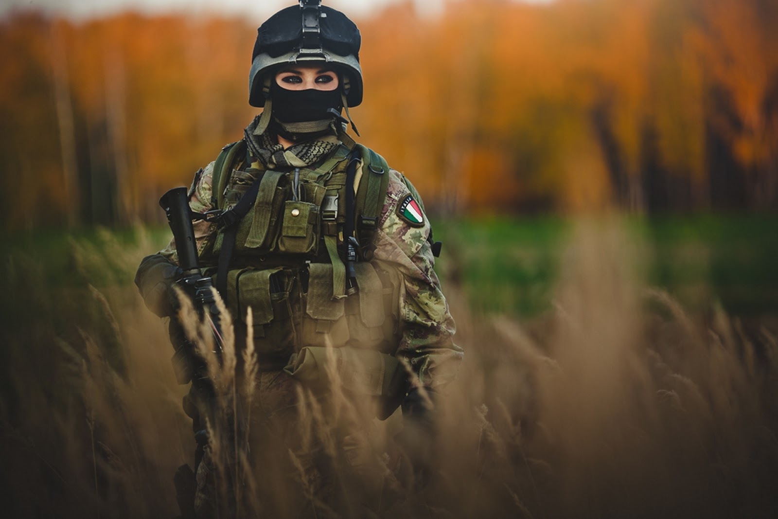 1600x1067, 138 Kb / италия, военные, трава, маска, автомат, девушка