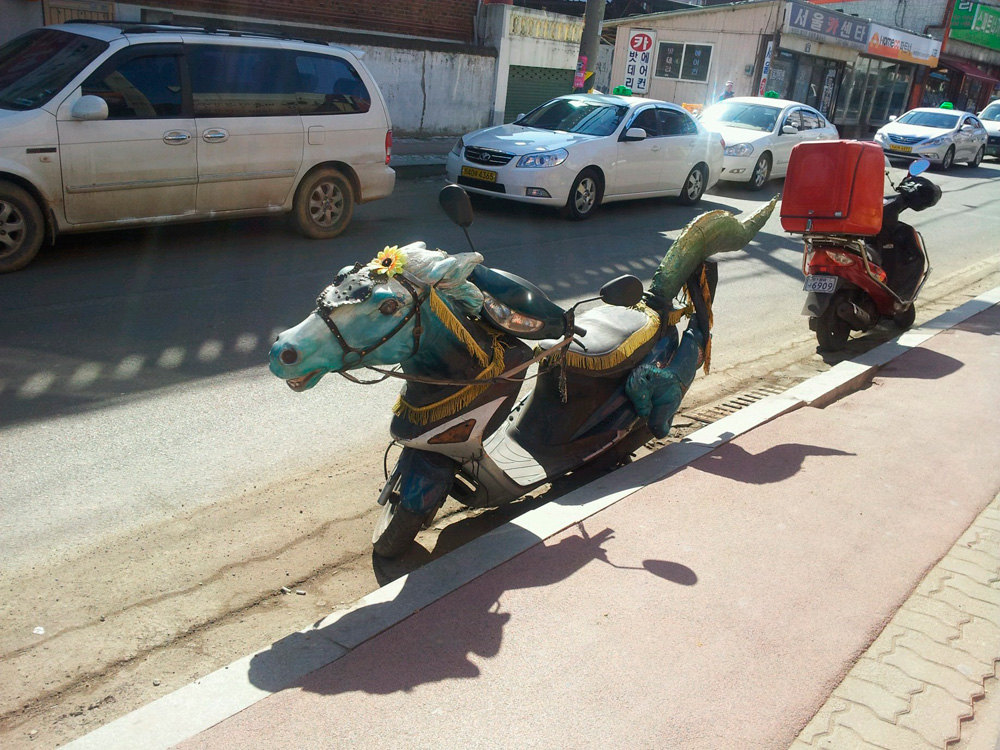 1000x750, 224 Kb / карусель, тюнинг, мопед, скутер, мотоцикл, лошадка, конь