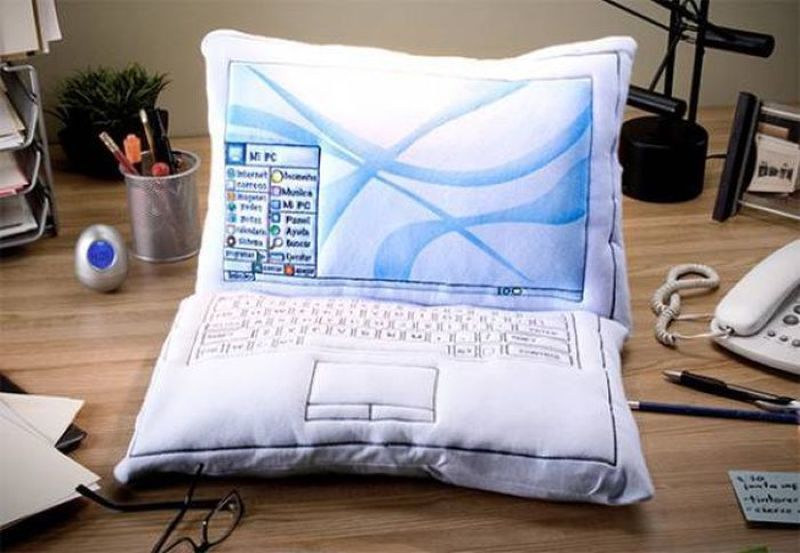 800x553, 68 Kb / подушка, ноутбук