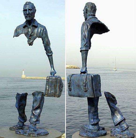 580x588, 101 Kb / скульптура, море, чемодан