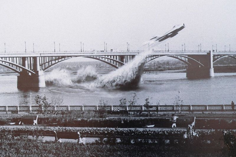 800x532, 89 Kb / самолёт, мост