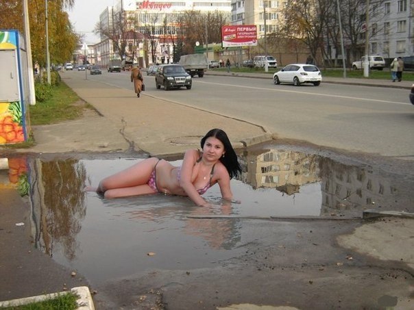 604x453, 66 Kb / лужа, грязь, брюнетка