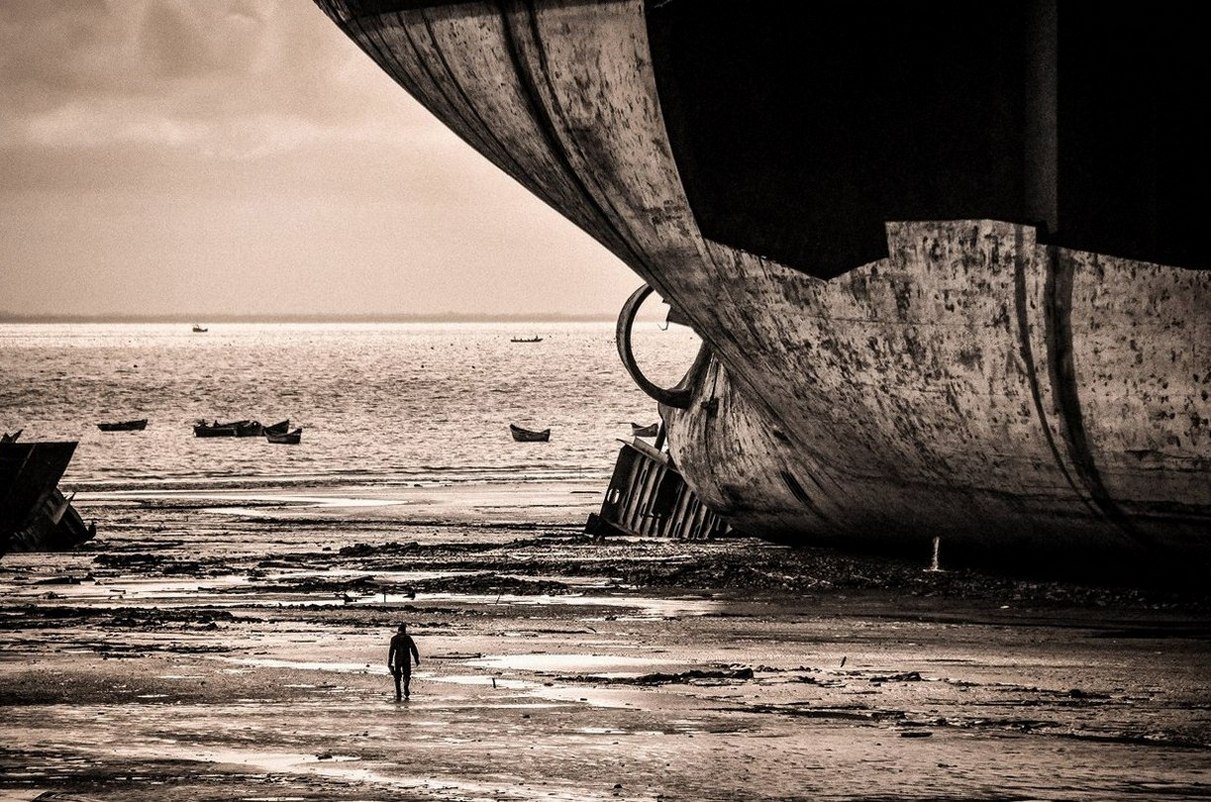 1211x802, 298 Kb / корабль, человек, отмель, море, сепия