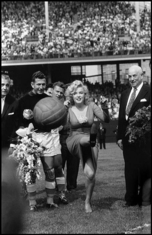 500x773, 71 Kb / Marilyn Monroe, Мэрилин Монро, футбол, мяч