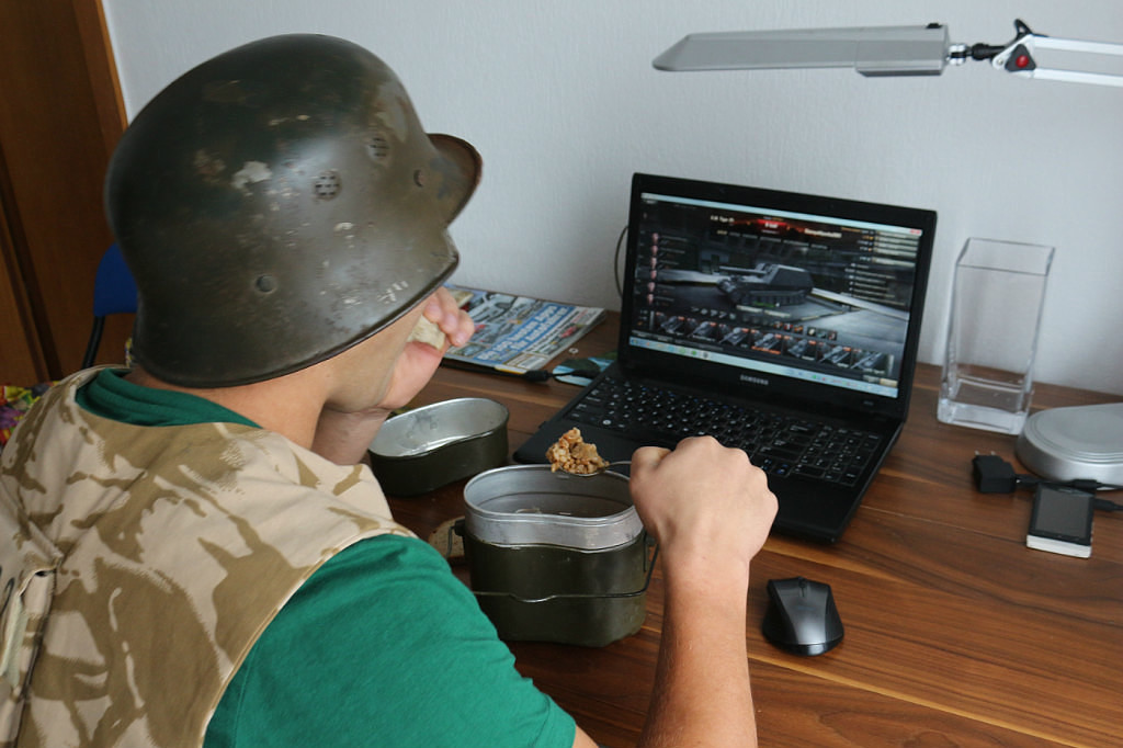1024x682, 146 Kb / Wot, танки, ноутбук, каска, котелок, игра, воин