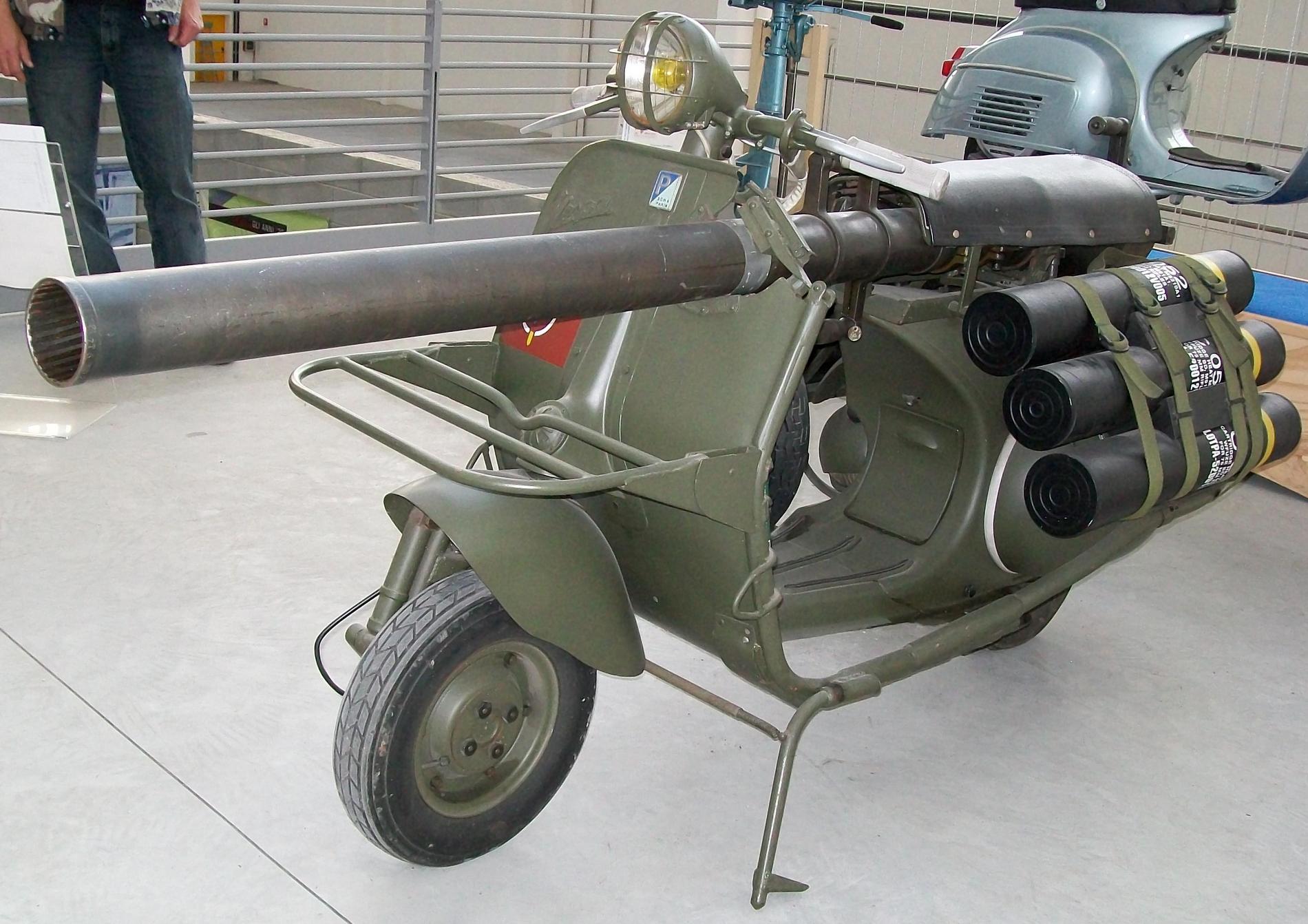 1900x1342, 291 Kb / Vespa, пушка, военщина, зеленый, война, снаряды