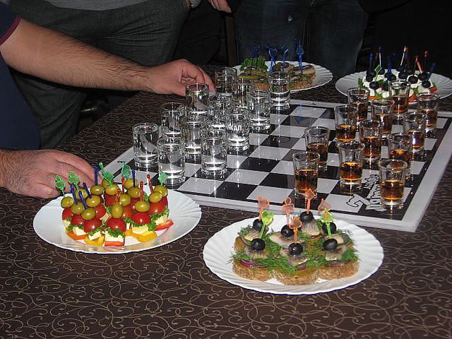 640x480, 81 Kb / шашки, шахматы, рюмки, водка, коньяк, закуска, канапе