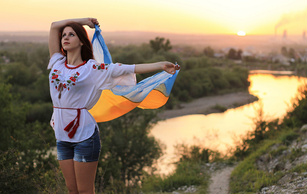 1024x649, 186 Kb / девушка, флаг, украина, политота, природа, небо, трава