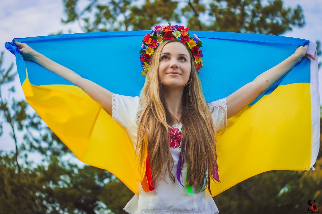 1280x853, 190 Kb / украина, девушка, украинка, хохлушка, флаг украины, венок, ленты, блондинка